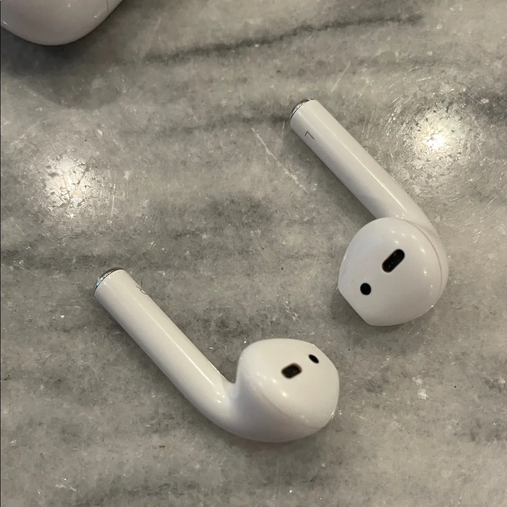 Apple Wireless White Wireless Earbuds